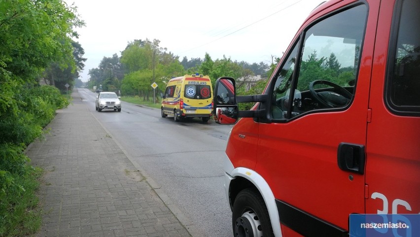 Wypadek we Włocławku. Kierowca toyoty dachował i uderzył w drzewo [zdjęcia]