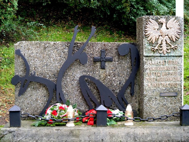 Pomnik ofiar niemieckiego bestialstwa wykonany jest z nietrwałego materiału jakim jest lastryko