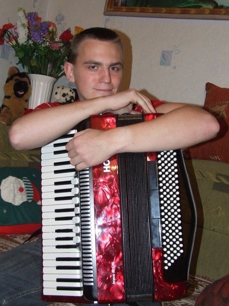 Łukaszem Witkowicz, polkowiczanin, ma 16 lat, uczy się w Zespole Szkół im. Narodów Zjednoczonej Europy w Polkowicach w zawodzie sprzedawca. Gra na akordeonie, saksofonie. Uczy się gry na gitarze.