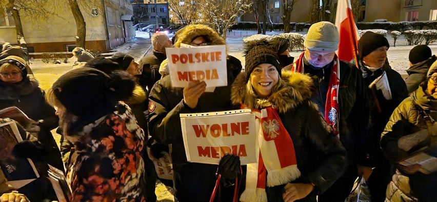Kolejny protest pod siedzibą TVP Białystok. Manifestacja przy Włókienniczej w obronie wolnych mediów