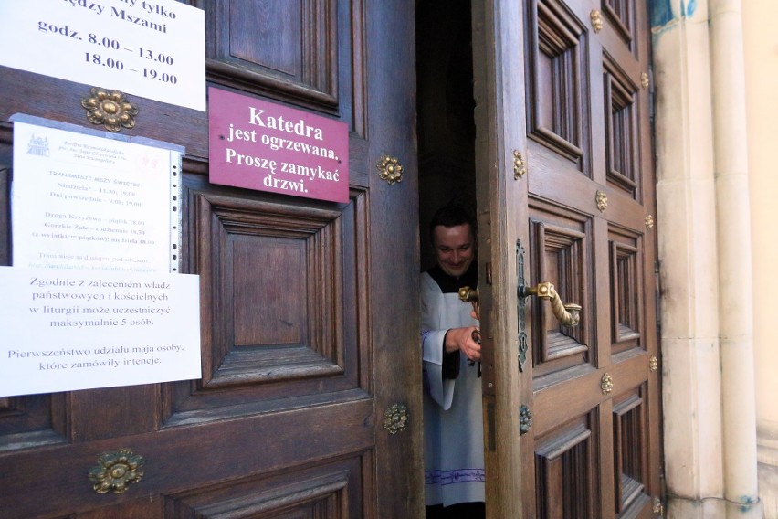 Niedziela Palmowa 2020. W Lublinie msza za zamkniętymi drzwiami. Episkopat zachęca do publikowania zdjęć palm w sieci