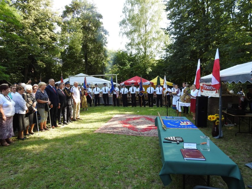 Dożynki w Prawęcinie w gminie Kunów. Druhowie z Ochotniczej Straży Pożarnej dostali sztandar 