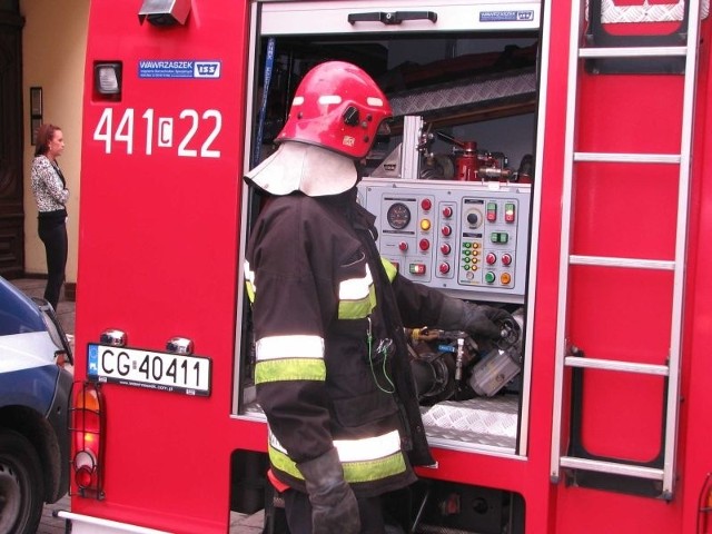 Dzięki błyskawicznej reakcji strażaków - ochotników z Łasina udało się opanować ogień zanim na dobre zajął budynek. 