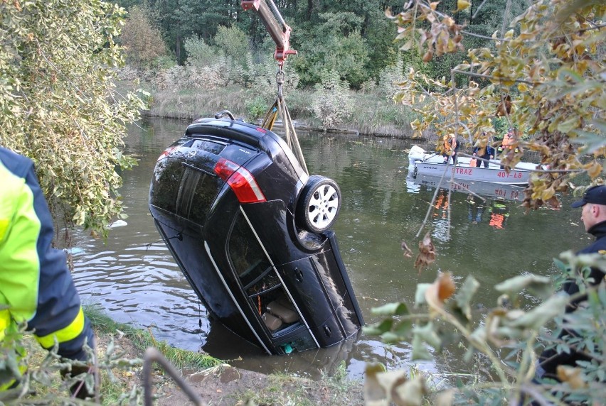 Dziś rano, z nieustalonych przyczyn, do wody wpadł opel...