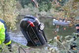 Augustów. Wypadek śmiertelny. Opel wpadł do kanału. Nie żyją kobieta i mężczyzna (zdjęcia, wideo)