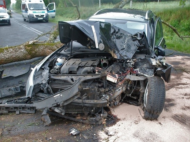 Uderzył w drzewo, konar spadł na auto. Wypadek koło Człuchowa.