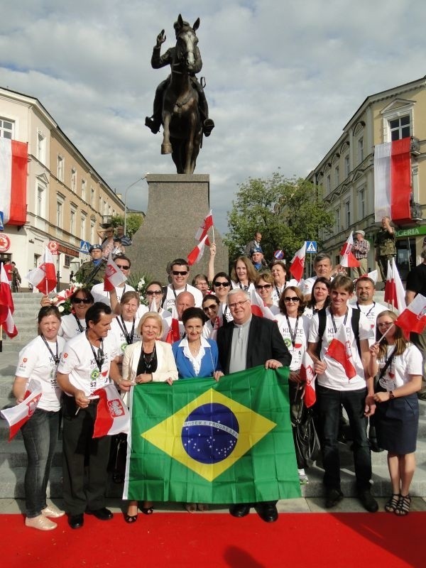 Polonusi z Brazylii z Karoliną Kaczorowską, honorowym gościem uroczystości odsłonięcia pomnika Piłsudskiego w Kielcach.