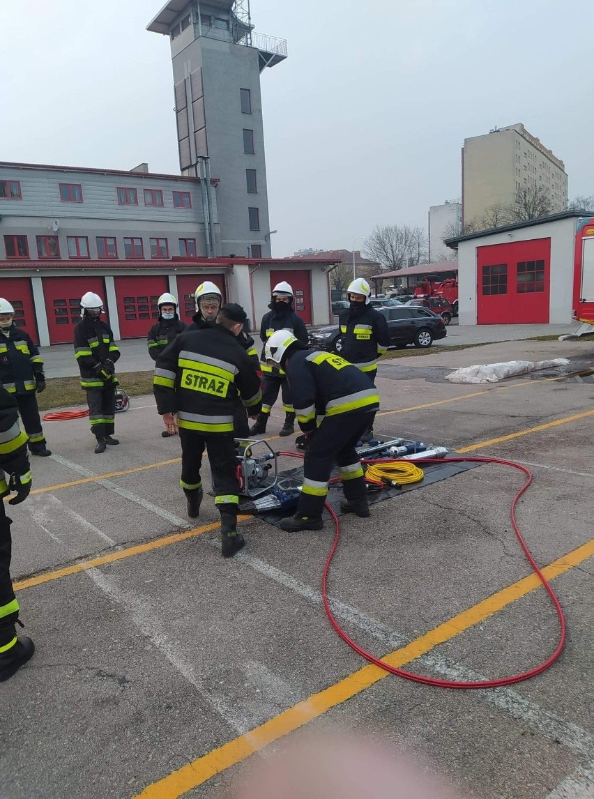 Tak się szkolą strażacy. Nowi ochotnicy z powiatu ostrowieckiego czekają na egzamin (ZDJĘCIE)
