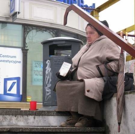 Jadwiga często siedzi przed wejściem do tunelu na ulicy Żelaznej. Twierdzi, że zbiera pieniądze na jedzenie.