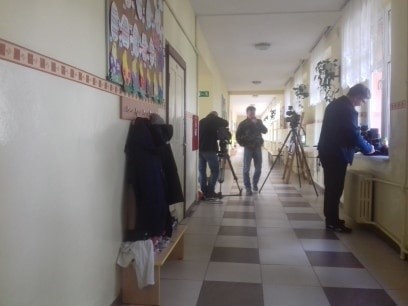 Egzaminy w Podwiesku dziś odbywają się bez zakłóceń. W szkole pojawiły się media lokalne i ogólnopolskie