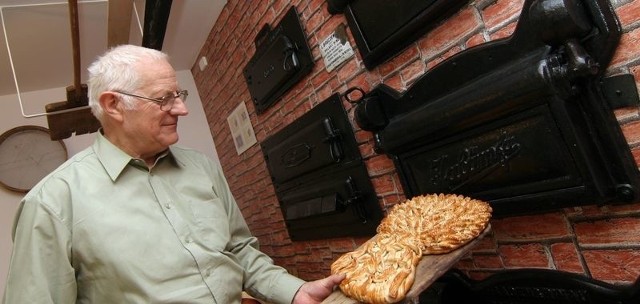 Eugeniusz Brzóska pokazuje kolekcję drzwi wsadowych do pieców piekarniczych.