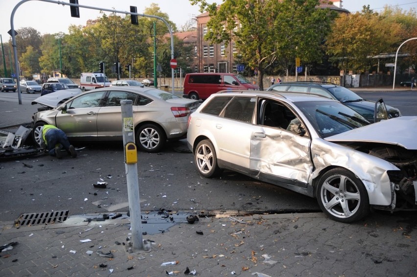 Wypadek w Poznaniu: Zderzenie dwóch aut na skrzyżowaniu...