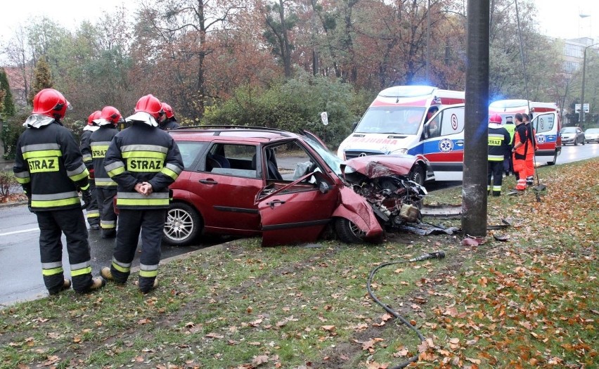 Wypadek na Różyckiego. Ford uderzył w słup