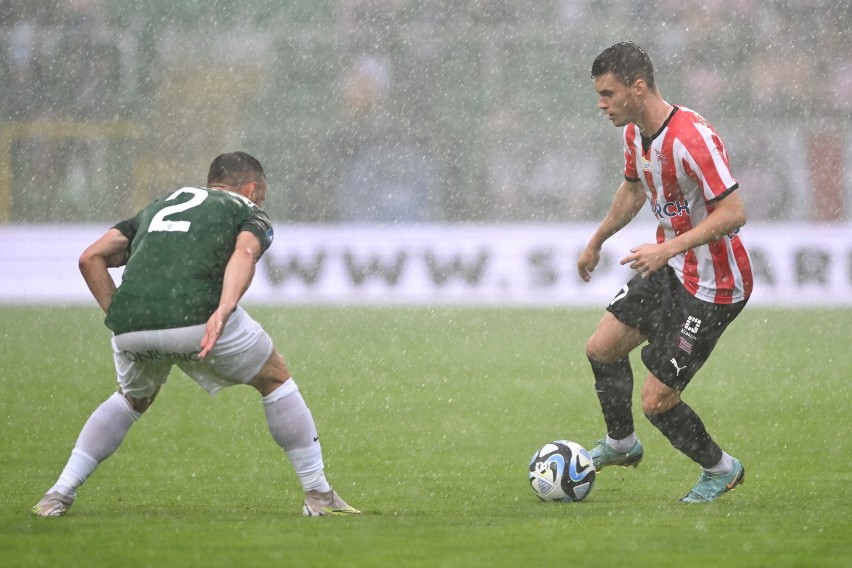 Anomalie pogodowe na meczu Warta Poznań - Cracovia. Przez pierwszy kwadrans piłkarze rozegrali w rzęsistym deszczu. Potem wyszło słońce