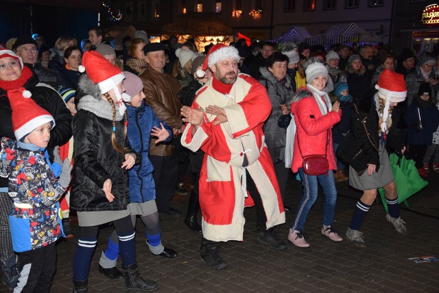 Kiermasz świąteczny i zabawa na rynku zgromadziły wielu mieszkańców gminy Łabiszyn i gości. Atrakcji nie brakowało do samego końca. Najpierw obejrzeliśmy występ przedszkolaków z Łabiszyna i Lubostronia. Godzinę później chętni mogli wziąć udział w zabawach - w ramach "Magicznej dziecięcej akademii" - przygotowanych przez łabiszyńską bibliotekę. Następnie na scenie pojawił się, zachęcając do wspólnej zabawy, zespół Retro Voice. Były także życzenia od burmistrza Łabiszyna oraz wicestarosty żnińskiego. Kolejne minuty pobytu na rynku uatrakcyjniły dzieci prezentując -  przygotowany pod okiem instruktora Arkadiusza Milarskiego - świąteczny pokaz tańca. Później na scenie zaprezentowała się wokalnie młodzież z ŁDK, po nich wystąpił Klub Seniora Tulipan. Uczestników imprezy odwiedził także święty Mikołaj obdarowując słodyczami. Wiele osób zgromadziło się podczas losowania upominków i prezentów od lokalnych przedsiębiorców i sponsorów. Całość zakończył występ Orkiestry Miejskiej z Łabiszyna.W trakcie można było posmakować świątecznych potraw. Rynek odwiedzili też szczudlarze. W przedsięwzięcie zaangażowani byli: burmistrz Łabiszyna, ŁDK, łabiszyńska biblioteka, ŁAM, Szczep Harcerski Łabiszyn, Stowarzyszenie Kobiety z Pasją, Gminne KGW Łabiszyn oraz OSP z Łabiszyna i Lubostronia.Oto migawki z imprezy