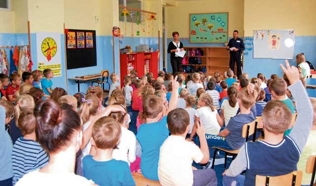 Dzieci ze Szkoły Podstawowej nr 1 w Wadowicach i ich nauczyciele (na zdjęciu) raczej nie mają się co bać pomysłów burmistrza. Zagrożone jest istnienie mniejszych szkół, głównie tych wiejskich