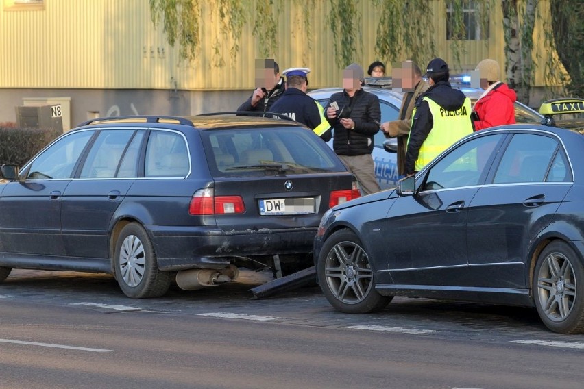 Wypadek na Wyszyńskiego. Zderzenie czterech samochodów