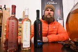 Młode wino z Winnicy Carolus w miejscowości Szczeka w powiecie staszowskim już rozlane do butelek (WIDEO, ZDJĘCIA)