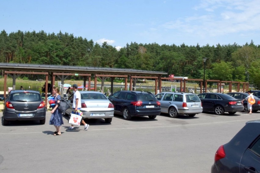 Andrzejówka koło Chmielnika kusi w upalne dni. Zobacz na zdjęciach, jak nad zalewem wypoczywają plażowicze