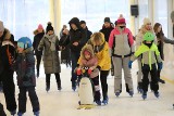 Niedziela na lodowisku Na Stadionie w Kielcach. Dzieci i dorośli kręcili piruety [ZDJĘCIA]