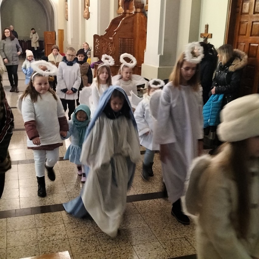 Dziecięcy Orszak Trzech Króli w Dwikozach przeszedł z Kaplicy Matki Bożej do ołtarza