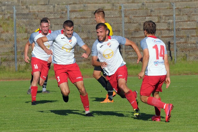 Piłkarskie derby Koszalina dla Gwardii, która niemal całą drugą połowę grała w osłabieniu.