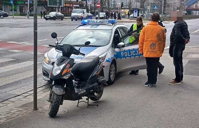 (14.03.2024) Dostawca jedzenia jadący skuterem przewrócił się na jezdnię. Miał zajechać mu drogę kierowca samochodu, który odjechał z miejsca zdarzenia.