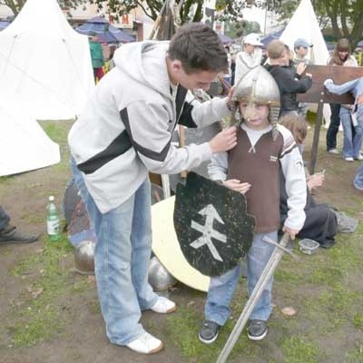 Maciej Szeligiewicz ze Strzelec (z lewej) podczas jarmarku pomagał bratu Michałowi przymierzyć hełm rycerza maltańskiego