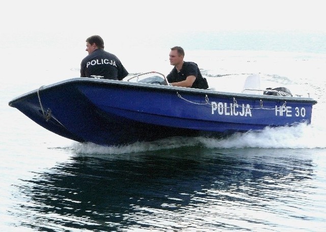 W minionym roklu międzyrzeccy policjanci patrolowali jeziora motorówką, którą wypożyczyli z Lubniewic.