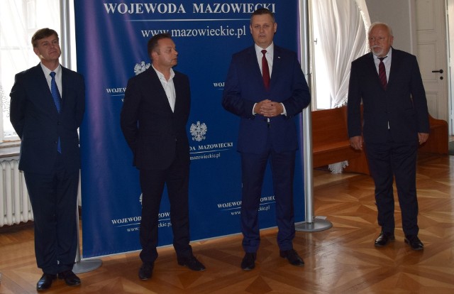 W holu głównym Urzędu Miejskiego, przy ulicy Żeromskiego 53 w Radomiu otwarto wystawę ”Ojcowie Niepodległości”.