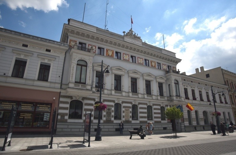 Urzędnicy w Łodzi dostali trzynastki. Średnia trzynasta pensja to 2,8 tys. zł "na rękę". Wiemy, kto dostał najwięcej!