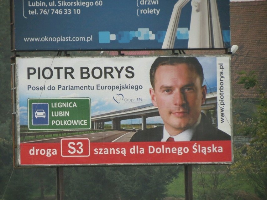 Piotr Borys na billboardach chwali się budową drogi S3. -...