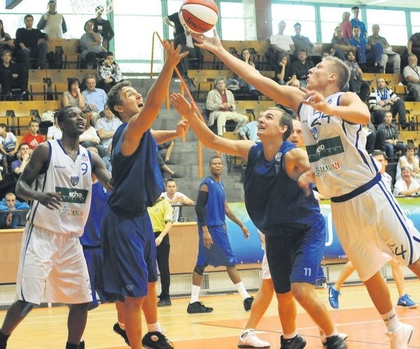 Koszykarze Kotwicy Kołobrzeg (niebieskie stroje) zagrają dziś w Stargardzie