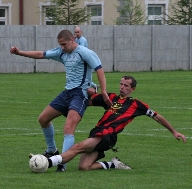 Piłkarze z Radymna (czerwono-czarne stroje) grali do końca w meczu z Grzęską.