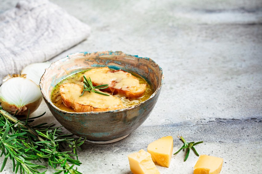 Tradycyjna zupa cebulowa pochodzi z Francji. Aby uzyskać...