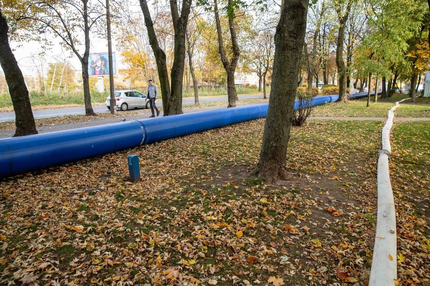 Tak wygląda rura, która ciągnie się od skrzyżowania ul....