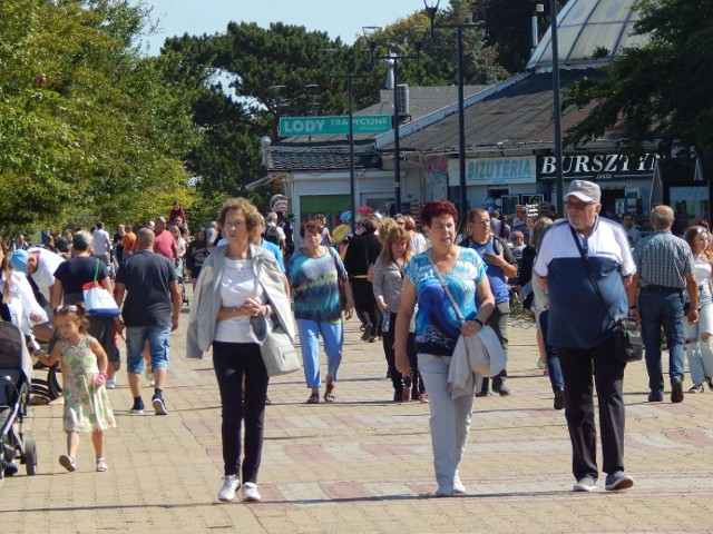 Spacerowa pogoda w Ustce. Tłumy wczasowiczów na promenadzie