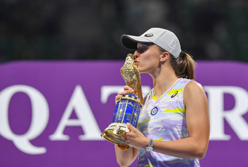 Iga Świątek z trofeum za zwycięstwo w turnieju WTA 1000 w...