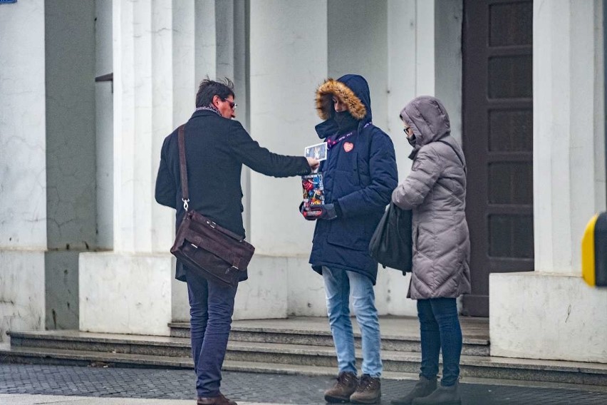 Finał WOŚP w Poznaniu 2019: Wolontariusze zbierają pieniądze na ulicach. Pogoda im niestraszna [ZDJĘCIA]