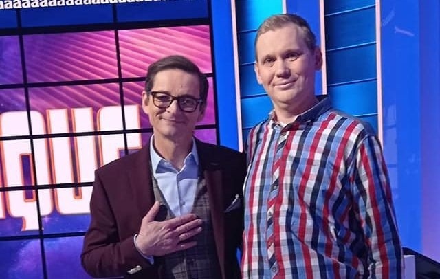 Darek Fijałkowski w studio "Va Banque" z Przemysławem Babiarzem, prowadzącym.