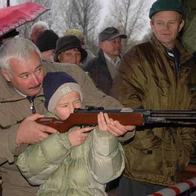 W ubiegłym roku w zawodach strzeleckich w Drawnie Kamilowi Węgrowskiemu pomagała tata Jan.