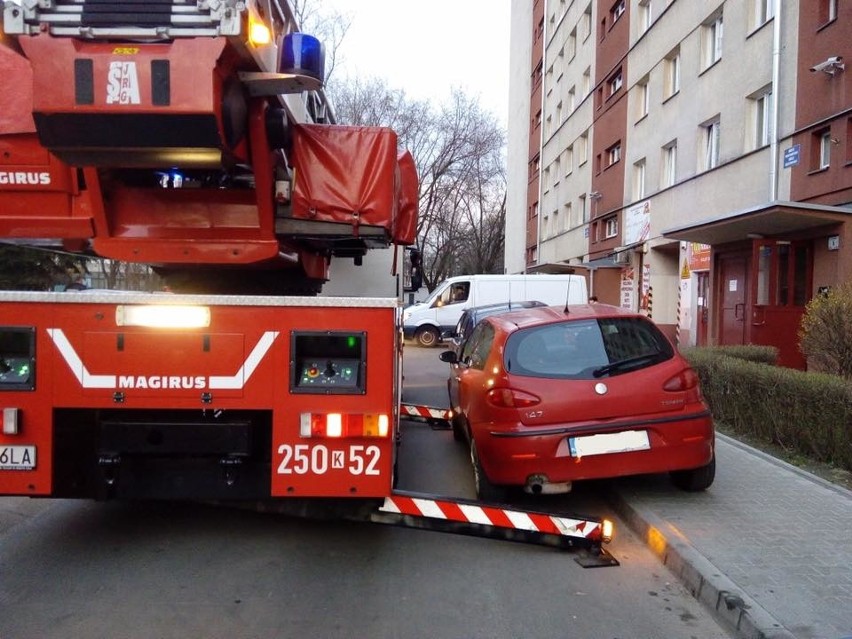 Mistrzowie parkowania zablokowali dojazd strażakom, nie żyje kobieta [ZDJĘCIA]