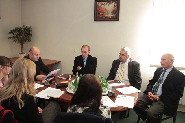 Podczas konferencji dotyczącej kieleckiego schroniska, prezes Przedsiębiorstwa Usług Komunalnych w Kielcach Krzysztof Solecki (na zdjęciu pierwszy z lewej strony) podkreślił, że ostatnio przeszło ono szesnaście kontroli.