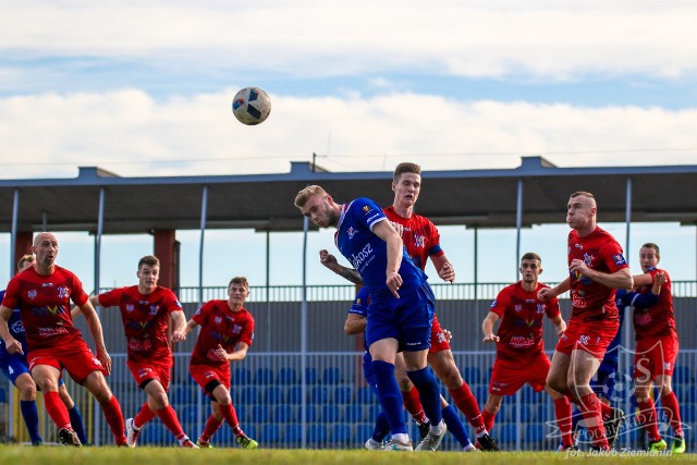 Piłkarze Wisły Sandomierz (w czerwonych strojach) w niedzielę w Nowinach zagrają sparing z Koroną Kielce.