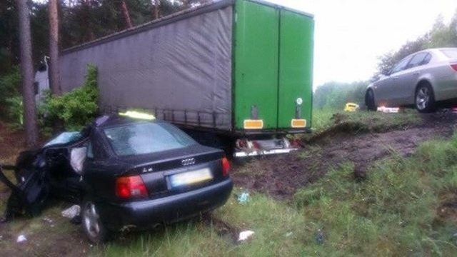 Kierujący skodą jechał w kierunku Gorzowa. Na łuku drogi zjechał na przeciwległy pas ruchu i tam uderzył w ciężarówkę.
