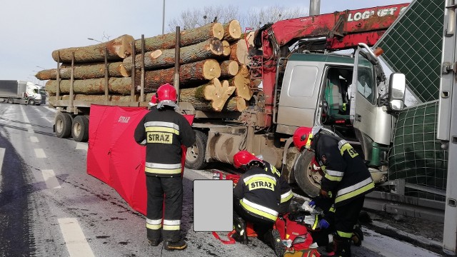 Było to w środę około godziny 13 na obwodnicy Olecka. Obok skrzyżowania z drogą w kierunku Giżycka, samochód ciężarowy uderzył w ekrany dźwiękochłonne.