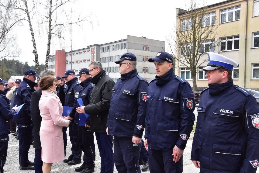 Nowe radiowozy świętokrzyskiej policji i nagrody dla stróżów prawa