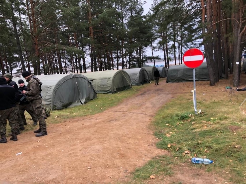 Żołnierze rozbili swój obóz na plaży w Rudni