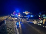 Czołowe zderzenie dwóch aut w miejscowości Czarnca. Droga wojewódzka jest zablokowana. Zdjęcia