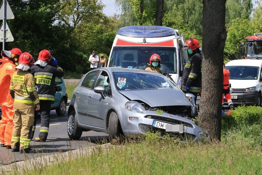 Wypadek na Klecińskiej. Samochód uderzył w drzewo (ZDJĘCIA)